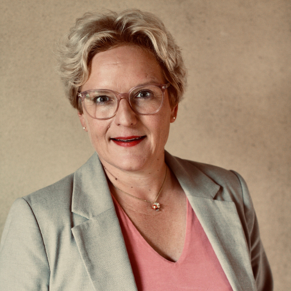 Portrait picture of Almut Möller