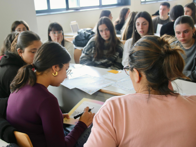 © UNHCR’s Spanish Committee (ACNUR) Photo of a group of young students sitting around a table